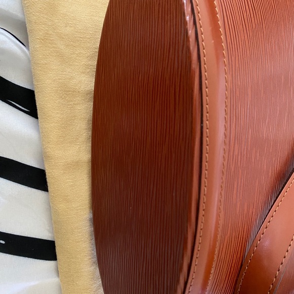 Authentic Louis Vuitton Epi shoulder bag - Picture 6 of 11